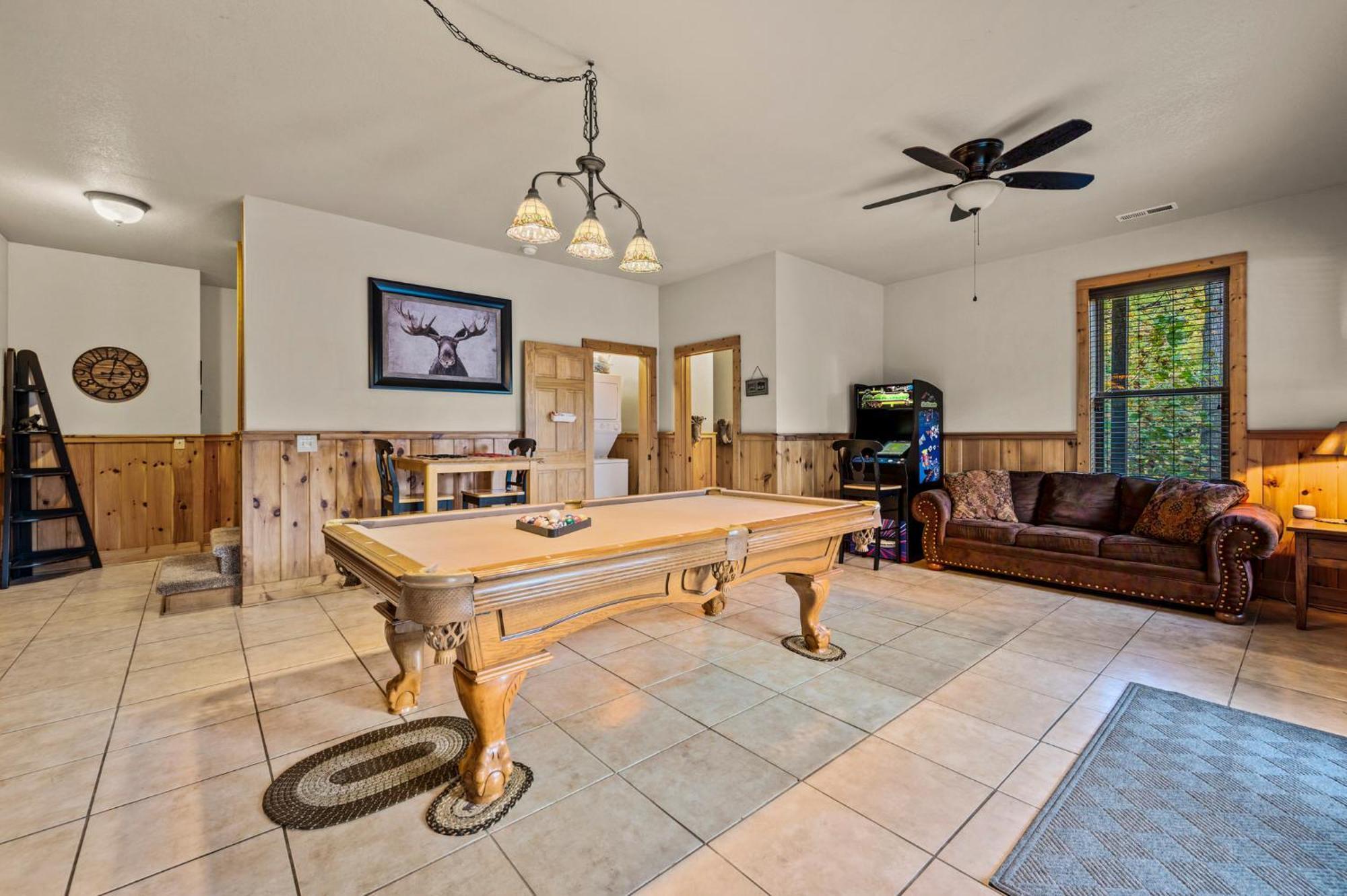 Relaxation Retreat - Pickleball Cabin - Wi-Fi, Fire Pit With Bar, Ev, Game Room, Hot Tub, Pool Access - Mins To Pf Sevierville Eksteriør billede