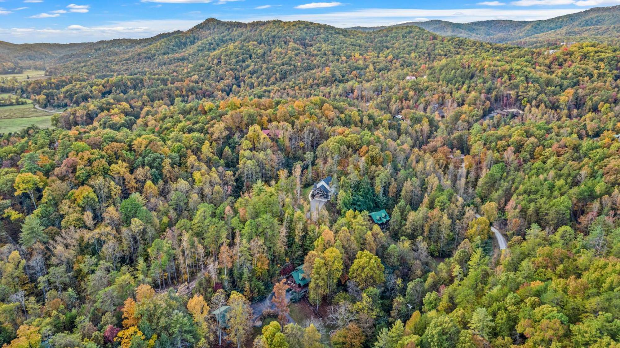 Relaxation Retreat - Pickleball Cabin - Wi-Fi, Fire Pit With Bar, Ev, Game Room, Hot Tub, Pool Access - Mins To Pf Sevierville Eksteriør billede