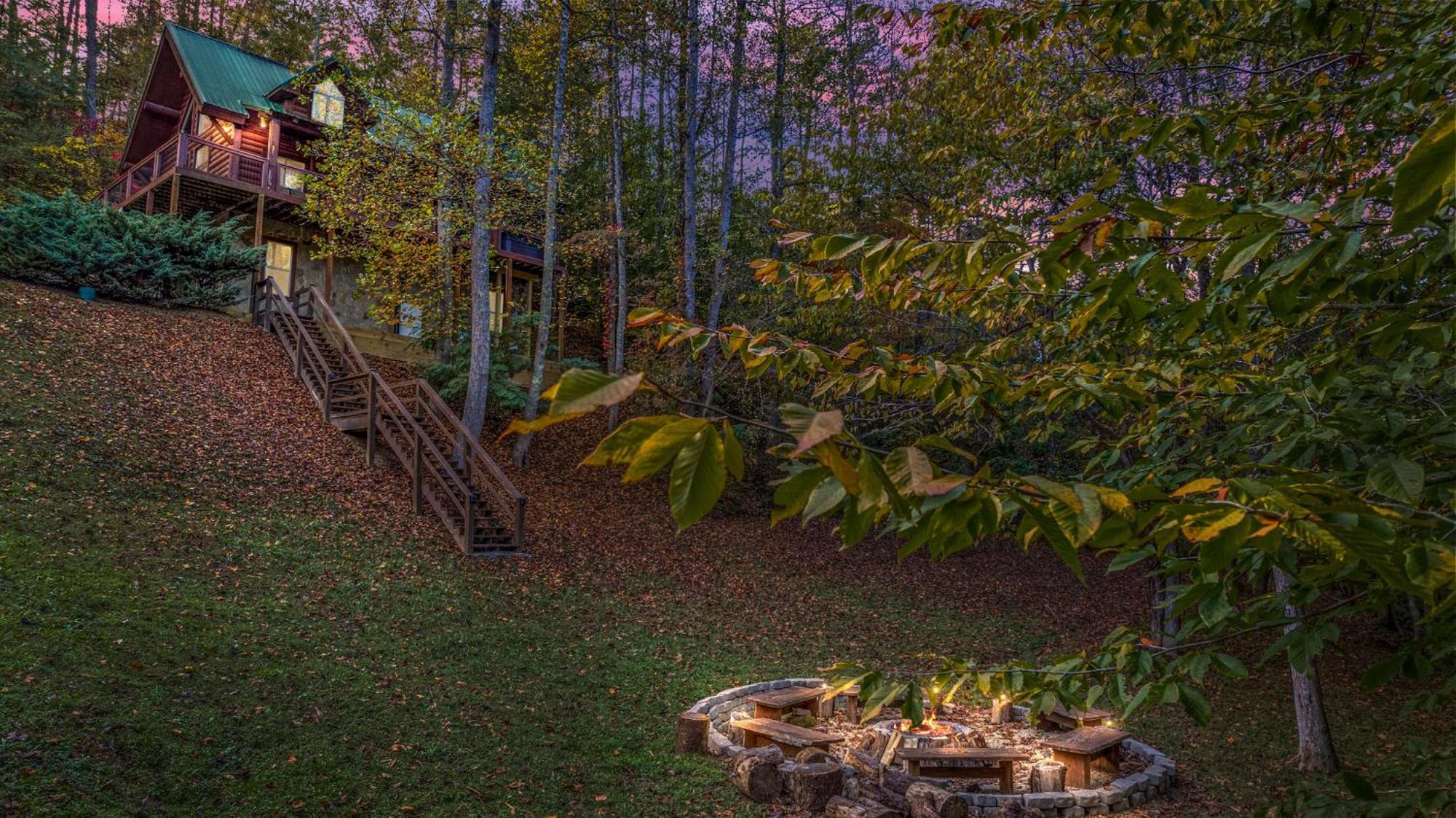 Relaxation Retreat - Pickleball Cabin - Wi-Fi, Fire Pit With Bar, Ev, Game Room, Hot Tub, Pool Access - Mins To Pf Sevierville Eksteriør billede