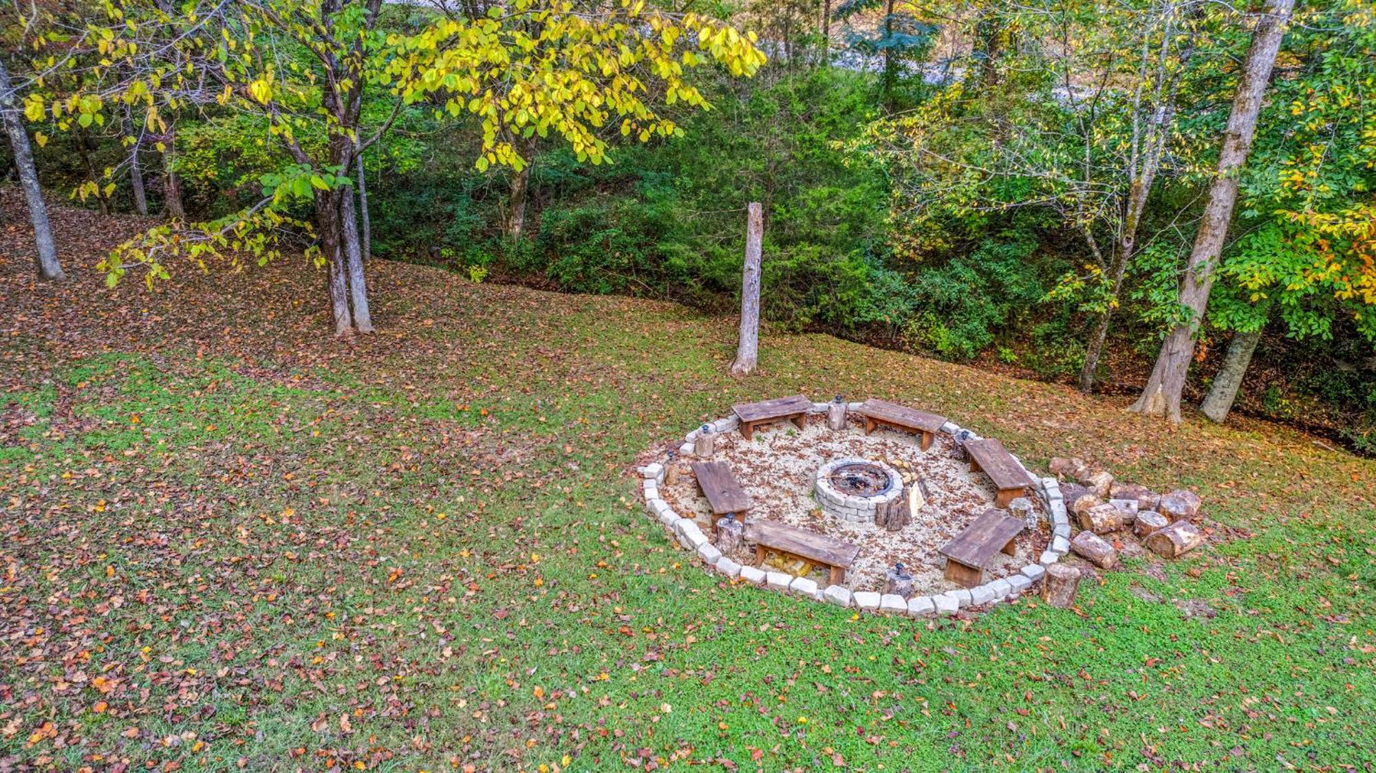 Relaxation Retreat - Pickleball Cabin - Wi-Fi, Fire Pit With Bar, Ev, Game Room, Hot Tub, Pool Access - Mins To Pf Sevierville Eksteriør billede
