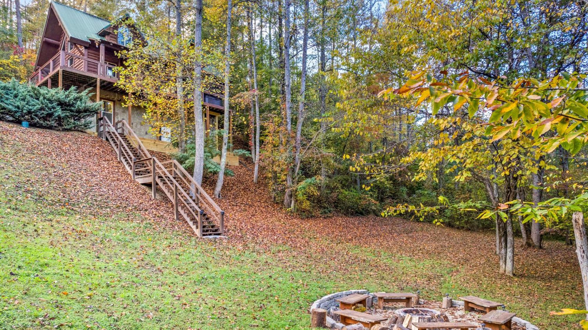 Relaxation Retreat - Pickleball Cabin - Wi-Fi, Fire Pit With Bar, Ev, Game Room, Hot Tub, Pool Access - Mins To Pf Sevierville Eksteriør billede