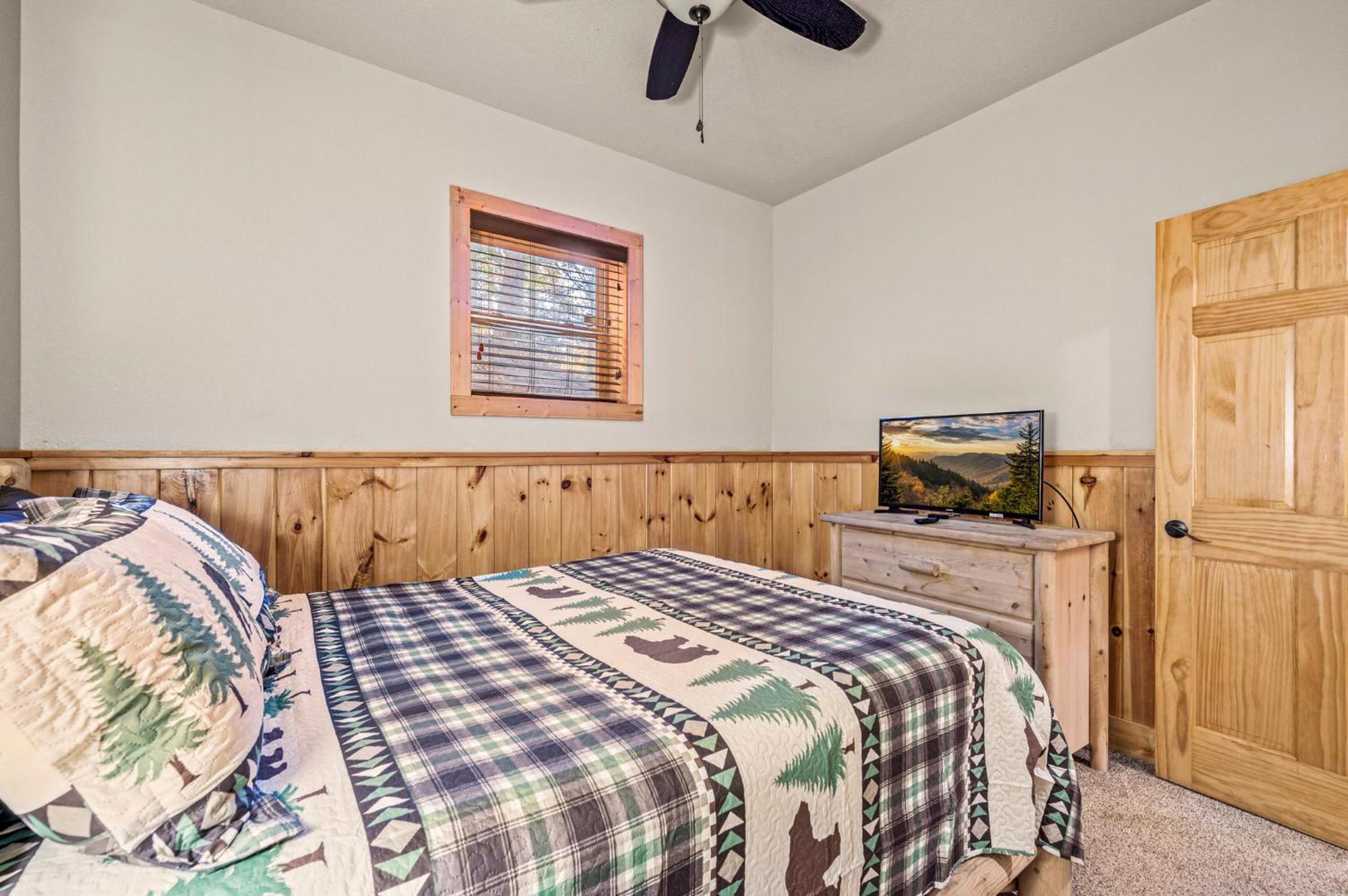 Relaxation Retreat - Pickleball Cabin - Wi-Fi, Fire Pit With Bar, Ev, Game Room, Hot Tub, Pool Access - Mins To Pf Sevierville Eksteriør billede