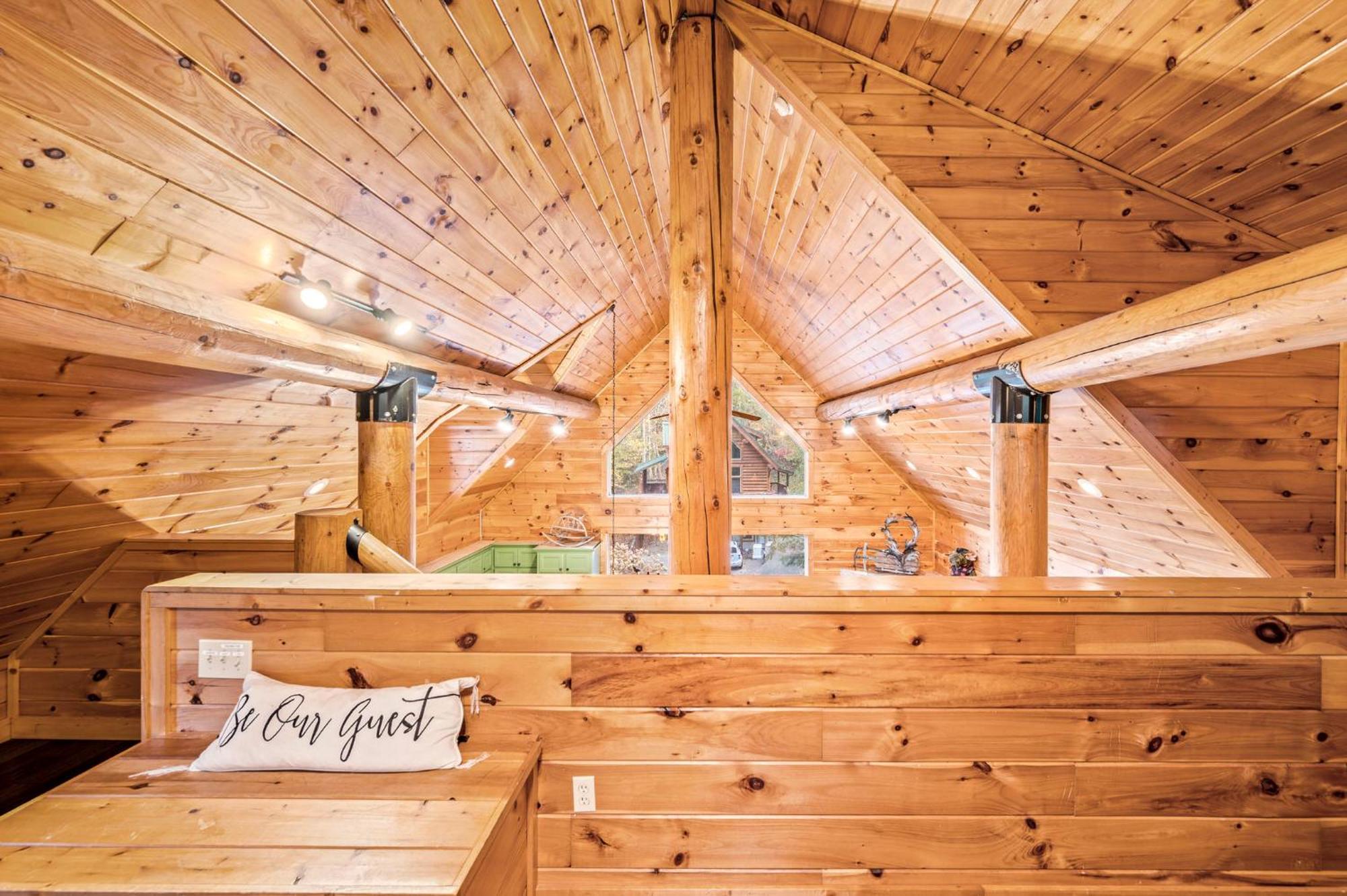 Relaxation Retreat - Pickleball Cabin - Wi-Fi, Fire Pit With Bar, Ev, Game Room, Hot Tub, Pool Access - Mins To Pf Sevierville Eksteriør billede